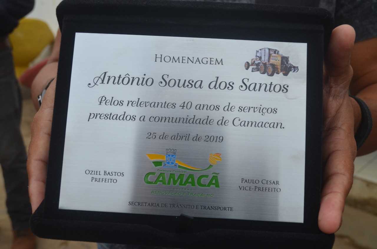 Camacã: Funcionário recebe Placa de Reconhecimento pelos 40 anos de serviço prestados a prefeitura
